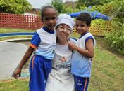 CMEI do Benedito Bentes homenageia merendeira plantando muda de fruta-pão