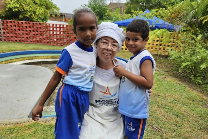CMEI do Benedito Bentes homenageia merendeira plantando muda de fruta-pão