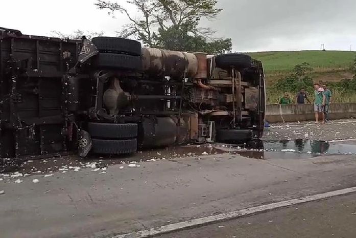 Caminhão tomba na BR 101 em Joaquim Gomes