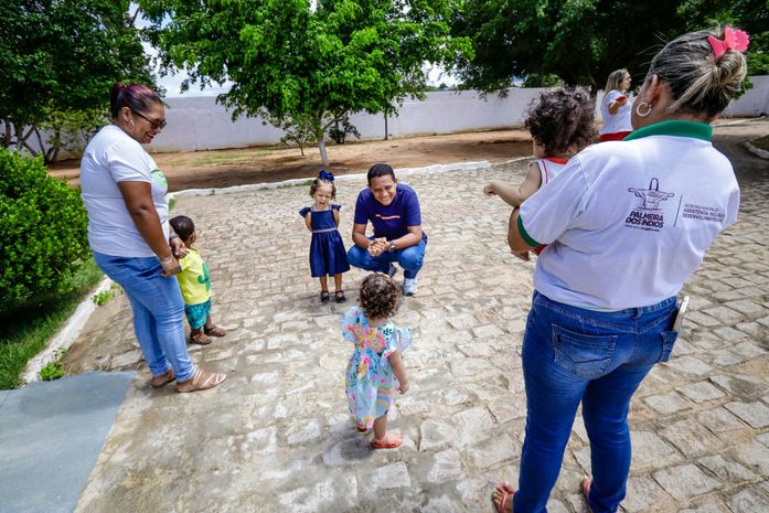 Prefeito Júlio Cezar visita crianças que vivem na Casa da Esperança