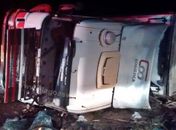 Caminhão baú tomba em trecho da BR 101 em Campo Alegre