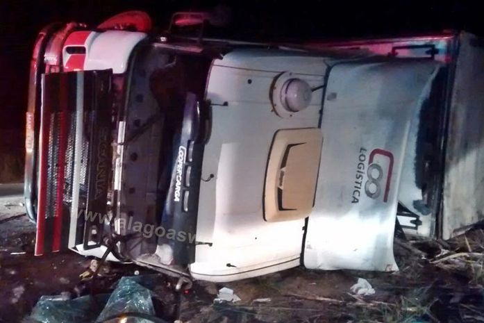 Caminhão baú tomba em trecho da BR 101 em Campo Alegre