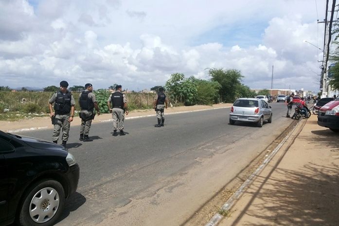 Bandidos sequestram e tentam queimar vivo vitima incendiando seu veículo