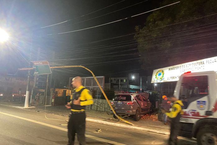 Durante perseguição, viatura da PM colide contra muro, em Maceió