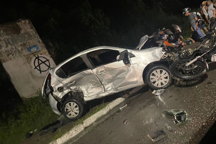 Acidente envolvendo dois carros e duas motos deixou feridos na Av. Leste-Oeste, em Maceió