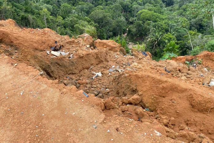 ‘Não tem sossego, qualquer barulho já acha que é a terra caindo’: avanço de voçoroca isola moradores em Rio Largo