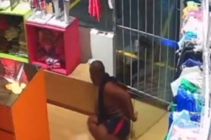 Suspeito é flagrado invadindo e furtando loja de roupas infantis na Jatiúca