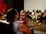 Ninho Cineclube promove primeira sessão de cinema para famílias com bebês em Maceió