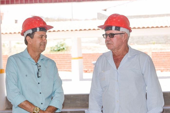 Prefeito Mandú dedicou final de semana com engenheiro da obra visitando as reformas pelo município