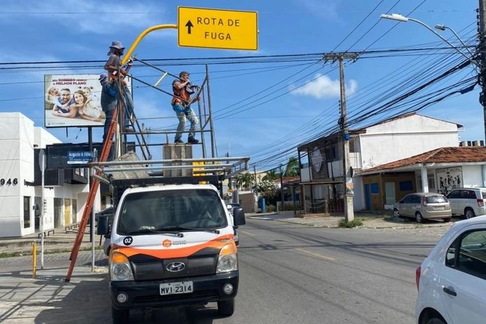 Placas sinalizando rota de fuga nos bairros afetados pela mineração de sal-gema