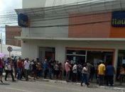 Filas nas portas de agências bancárias desafiam normas preventivas ao Covid-19 em Arapiraca