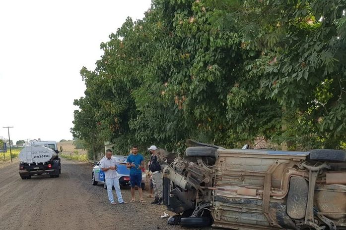 Carro sai da rodovia e capota na AL-110, em Arapiraca
