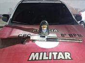 Após denúncia anônima, Polícia Militar apreende espingarda enterrada em residência 