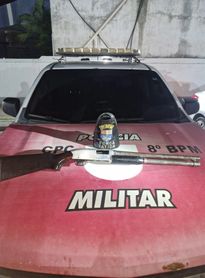Após denúncia anônima, Polícia Militar apreende espingarda enterrada em residência 