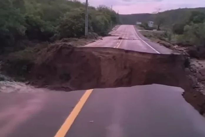 Chuvas no Alto Sertão interditam rodovia entre Alagoas e Sergipe