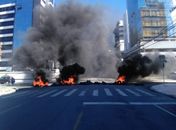 Protesto bloqueia trânsito na Av. Deputado José Lages