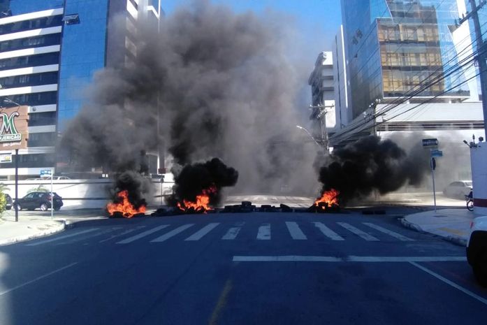 Protesto bloqueia trânsito na Av. Deputado José Lages