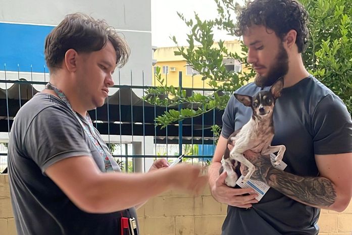 Unidade de Vigilância de Zoonoses de Maceió realiza vacinação de cães e gatos após confirmação de morcego com raiva