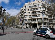 Polícia de Barcelona prende oito pessoas durante orgia em meio a isolamento pelo coronavírus