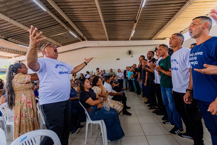 Coral de 60 vozes masculinas emociona público no aniversário da Comunidade Dona Paula