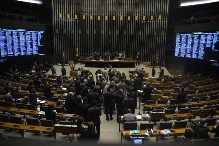 Congresso corre contra o tempo para aprovar matérias como a regulamentação da PEC das Domésticas e a PEC do Orçamento Impositivo