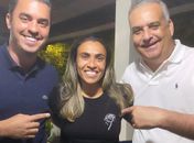 Em visita, jogadora Marta declara apoio a Alfredo Gaspar 