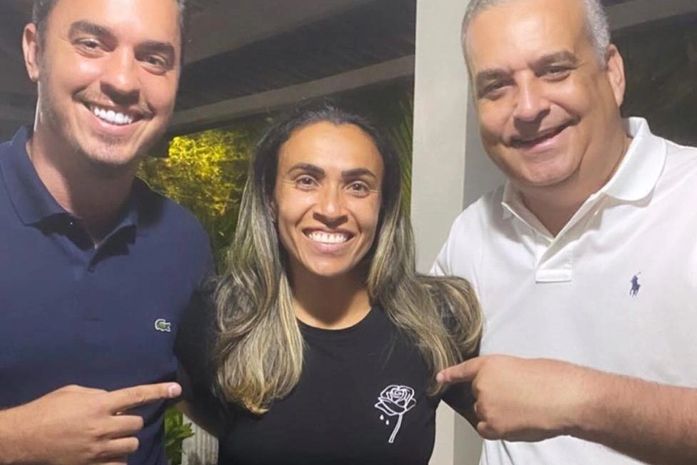 Em visita, jogadora Marta declara apoio a Alfredo Gaspar
