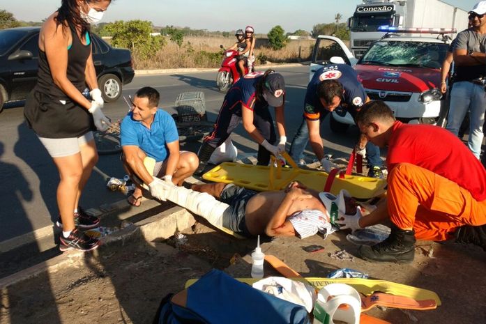 Homem fica ferido após colidir bicicleta com viatura da polícia