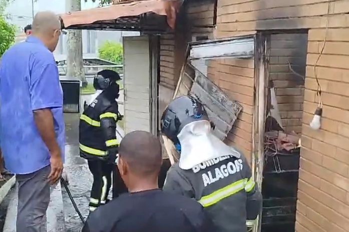Incêndio atinge quiosque na Praça da Matriz e mobiliza moradores em São Miguel dos Campos
