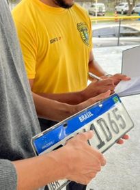 Saiba como recuperar placas de veículos perdidas durante as chuvas na capital