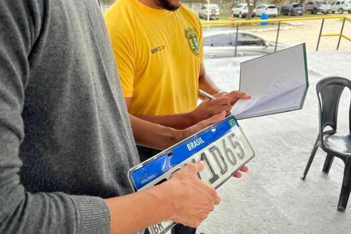 Saiba como recuperar placas de veículos perdidas durante as chuvas na capital