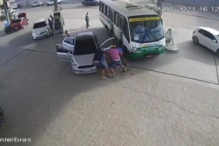 Imagens mostram momento em que sargento da PM é retirado de ônibus, espancado e morto