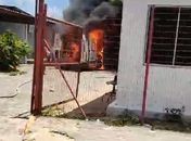Vídeo: ambulância pega fogo em frente à UPA, em Penedo