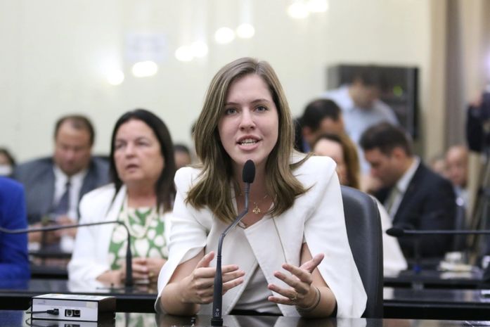 Deputada Cibele Moura é relatora do PL que cria programa de intercâmbio aos alunos da rede pública estadual