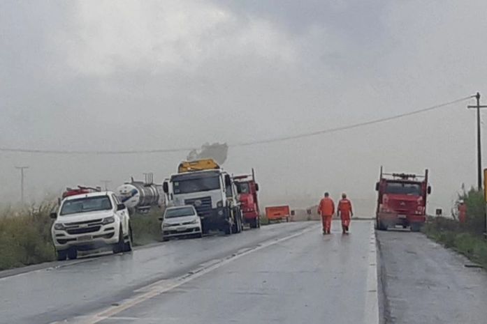 Rodovia estava interditada desde a manhã desta segunda-feira (8).