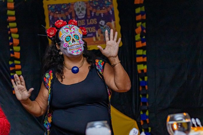 Alunos do curso de Espanhol da Educação Municipal celebram o Dia de Los Muertos