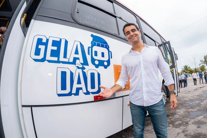 -Danou-se e tu vai 'arrudiar' Maceió inteira, de ônibus, é?- perguntou a mulher