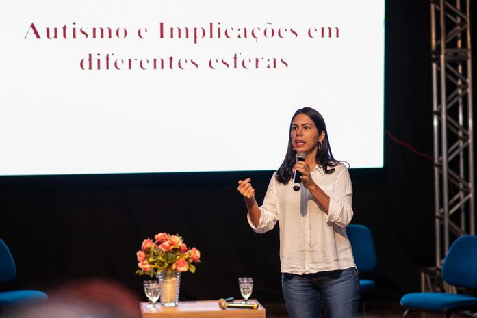 A assistente social, Danielle Ferreira, é uma enciclopédia pedagógica na questão do autismo