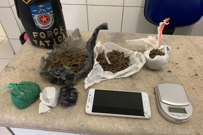 Polícia Militar apreende drogas após rastrear celular roubado em Maceió