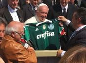 Vaticano diz que Crefisa usou imagem do Papa com camisa do Palmeiras sem autorização e pode ir à Justiça