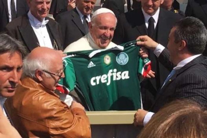Vaticano diz que Crefisa usou imagem do Papa com camisa do Palmeiras sem autorização e pode ir à Justiça