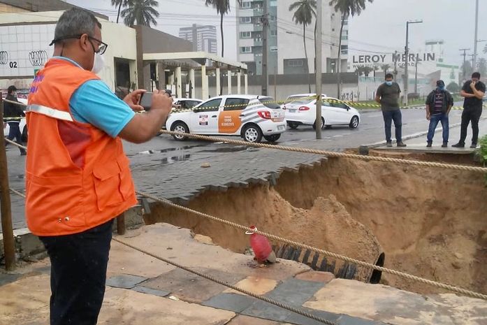 Asfalto e calçada voltam a ceder em Cruz das Almas