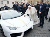 Papa Francisco assina a Lamborghini que recebeu de presente e irá para leilão.
