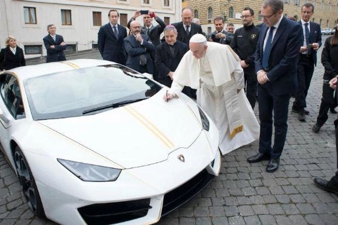Papa Francisco assina a Lamborghini que recebeu de presente e irá para leilão.