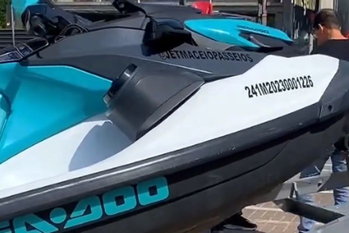 Jet skis e carretas são apreendidos durante operação na orla de Maceió