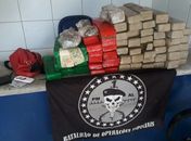 Droga foi encontrada dentro de bolsas e malas que estavam com a suspeita.