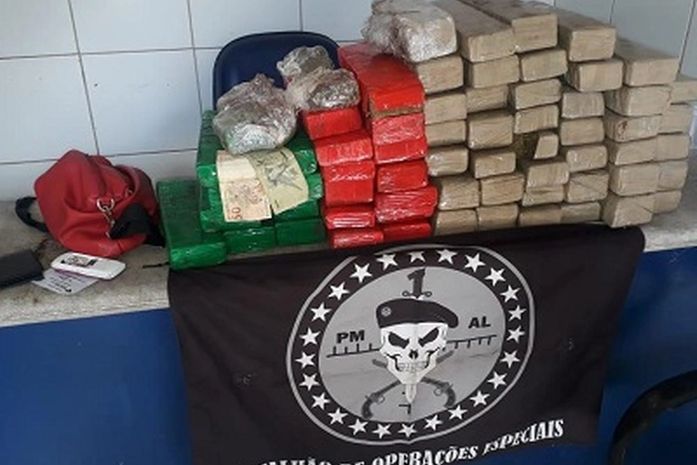Droga foi encontrada dentro de bolsas e malas que estavam com a suspeita.