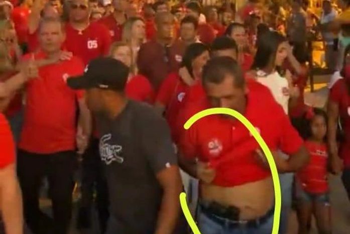 Assessor de prefeito vai armado para caminhada eleitoral