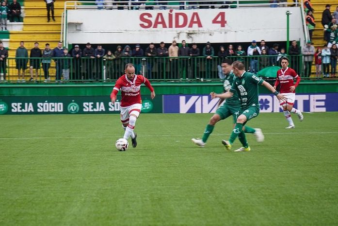 Série B: CRB tem “apagão” no primeiro tempo e perde para a Chapecoense 