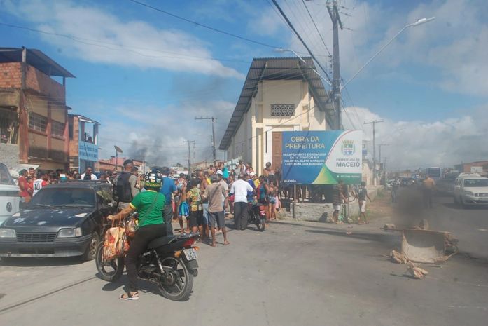 Moradores queimaram pneus nas ruas